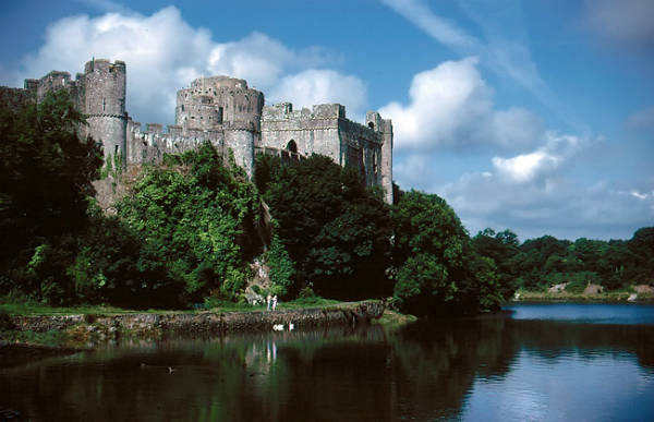 Lâu đài cổ kính nơi giam cầm tuổi trẻ của Will Traynor sau khi anh chàng gặp tai nạn bất ngờ và phải ngồi xe lăn. Ở Pembrokeshire, có nhiều lâu đài cổ kính có tuổi đời hàng trăm năm, vẫn còn giữ nguyên dáng dấp và kiến trúc đến ngày nay.