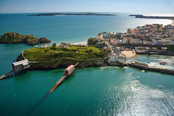 Ngoài lâu đài, Pembrokeshire còn nổi tiếng với bờ biển xinh đẹp, làn nước biển xanh ngắt chẳng kém gì ở những địa điểm du lịch nổi tiếng nhất Địa Trung Hải. Nơi đây cũng rất phát triển về dịch vụ du lịch.