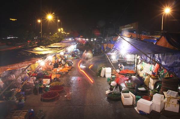 Chợ Long Biên thuộc quận Ba Đình, Hà Nội, nằm dưới gầm cầu Long Biên, phía sau đường Trần Nhật Duật. Trên diện tích 27.148m2, chợ bán đủ các mặt hàng và được chia thành từng khu riêng biệt như: thủy sản; thực phẩm gia súc, gia cầm; rau củ; hoa quả….