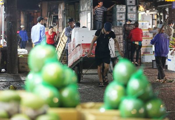 Chợ Long Biên trước nay vẫn được coi là chợ đầu mối hoa quả lớn của thành phố, phục vụ nhu cầu tiêu dùng của Hà Nội cũng như các tỉnh miền Bắc.