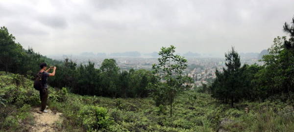 Một góc panorama thành phố Cẩm Phả từ trên núi Đèo Nai - Ảnh: Thủy Trần