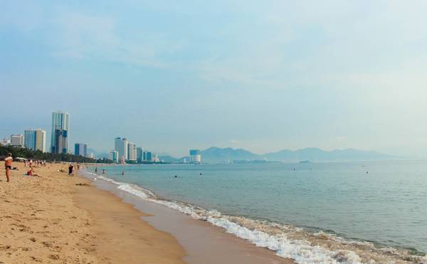 Dừng chân nghỉ ngơi ở thành phố biển Nha Trang, bạn hãy tự thưởng cho mình một buổi sáng thảnh thơi đi dạo dọc bãi biển đường Trần Phú.