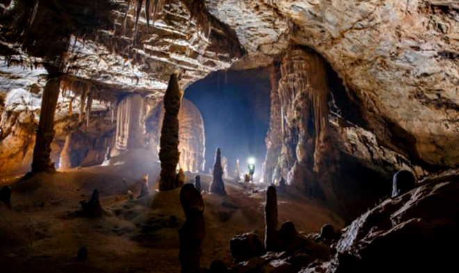 Bên trong hang Hòa Hương, hang động có độ tuổi già nhất được phát hiện ở Quảng Bình. Ảnh: Đoàn khảo sát cung cấp.