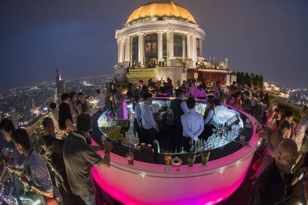 Quán bar trứ danh nằm trên tầng thượng của Lebua. Ảnh: Lebua at State Tower Bangkok Quán bar trứ danh nằm trên tầng thượng của Lebua. Ảnh: Lebua at State Tower Bangkok
