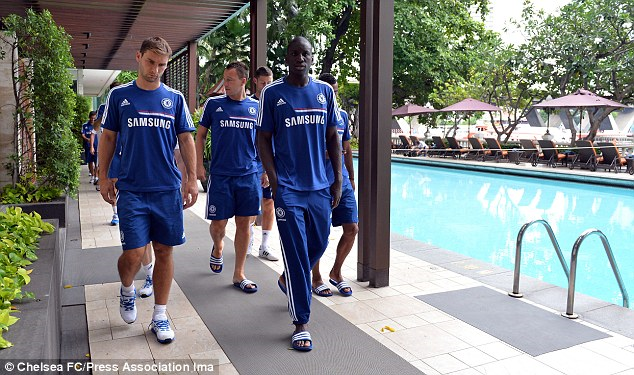 Các cầu thủ Chelsea đang đi dạo trong khuôn viên khách sạn. Ảnh: Daily Mail.