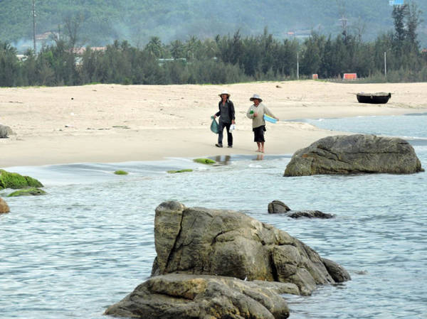 Bờ biển cát trắng mịn như tăng thêm nét duyên cho rạn Nam Ô - Ảnh: T.Ly