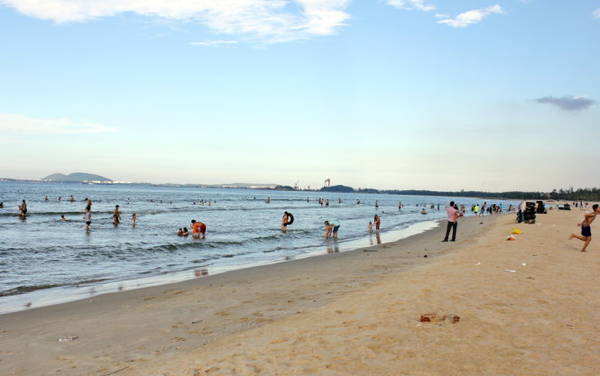 Bãi biển Khe Hai với bãi cát dài và rộng - Ảnh: VÕ QUÝ CẦU