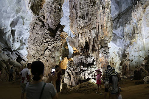 Các nhũ đá đẹp kỳ ảo trong hang động Phong Nha. Ảnh: Hoàng Táo