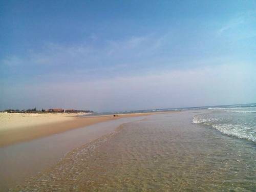 Biển Bảo Ninh với bãi cát dài, biển êm thích hợp cho tắm biển, cắm trại. Ảnh: Châu Tuấn Vũ
