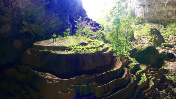 Một giếng trời lộ thiên trong hang Tiên