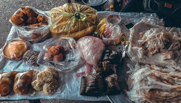 Tiếp tục hành trình, quý khách có thể ghé chợ Bến - một trong những chợ lớn nhất của huyện Giao Thủy để thưởng thức đặc sản của một phiên chợ miền biển. Chả rươi - đặc sản Giao Thủy - là một trong những món ăn không thể bỏ qua.