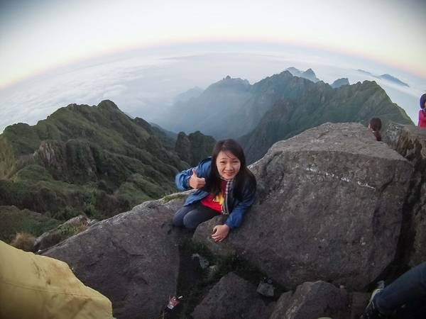 Khung cảnh trên đỉnh Fansipan - nóc nhà Việt Nam, nóc nhà Đông Dương (độ cao 3.143m) đẹp như tiên cảnh, vời vợi lưng trời.