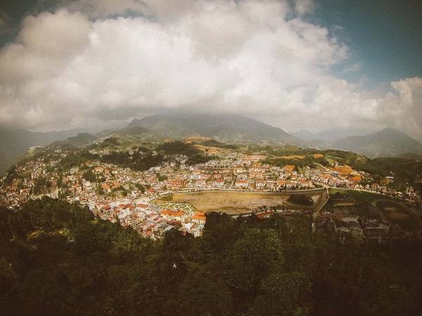 Toàn cảnh thị trấn Sa Pa nhìn từ đỉnh núi Hàm Rồng. 