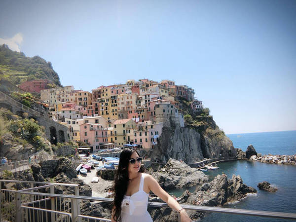 Bà mẹ hai con trong chuyến du lịch Maranola - 1 trong 5 làng chài đẹp nhất Cinque Terre, Italy.