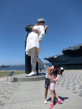 Hai vợ chồng chị Đào chụp tại San Diego, California, Mỹ, bức tượng này mô phỏng lại cảnh thuyền viên trong thời chiến tranh thế giới thứ 2, được gặp lại người yêu sau bao ngày xa cách.