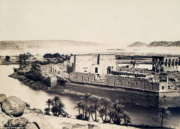 Khi đập Aswan được xây dựng, người ta đã chuyển các ngôi đền trên đảo Philae nguyên bản về Agilkia, hòn đảo gần đó nhưng cao hơn để tránh bị ngập. Các ngôi đền được dựng lại tỉ mỉ, từng khối đá một.