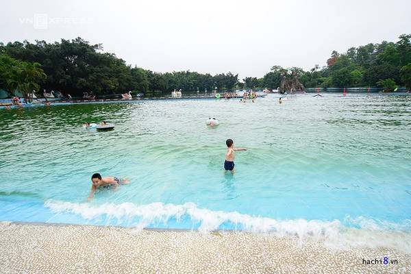 Ngoài khu vực suối và rừng tự nhiên, Khoang Xanh còn nhiều khu vực nhân tạo khác như: công viên nước, hồ tắm khoáng, khu vui chơi dành cho cả trẻ em và người lớn.