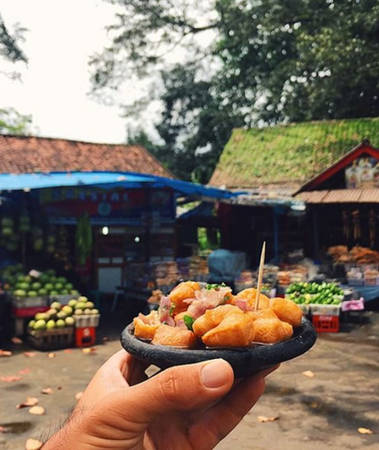 Món Tahu Gejrot của Indonesia là một món ăn vặt khá phổ biến của người dân nơi đây. Tahu Gejrot được chế biến từ đậu hũ chiên giòn cùng các loại gia vị như hành tây tím, tỏi, ớt và được trộn cùng nước tương chua ngọt.