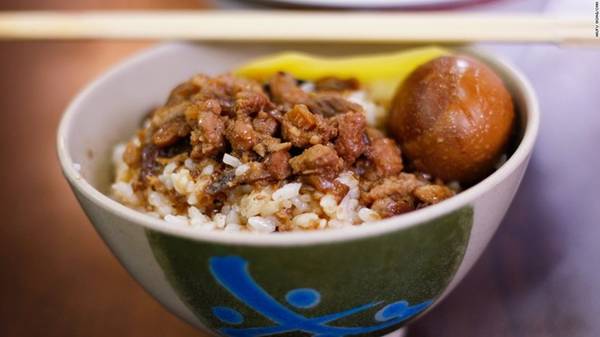 Cơm thịt kho tàu: Đây là món ăn phổ biến của mọi gia đình ở Đài Loan. Thịt lợn và trứng luộc được kho mềm, béo ngậy và ngọt ngào, ăn cùng cơm trắng vừa no, vừa ngon miệng.