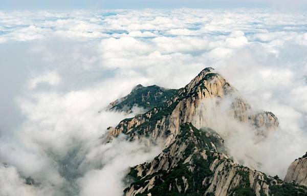 Hoa Sơn nằm ở dãy Tần Lĩnh phía nam tỉnh Thiểm Tây, có phong cảnh tuyệt đẹp, với những vách đá dựng đứng, thung lũng phủ mây nên thơ. Ảnh: Chinadaily. 