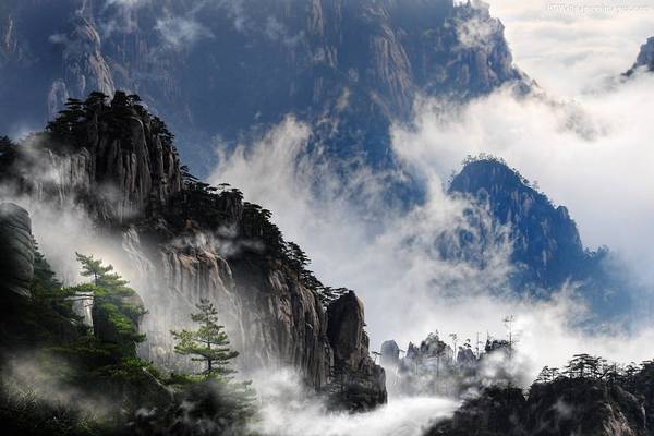 Đỉnh Quang Minh: Quang Minh là một trong 3 đỉnh cao nhất của dãy núi Hoàng Sơn, nằm ở phía nam tỉnh An Huy, miền Đông Trung Quốc. Khung cảnh ở đây hoang sơ, ấn tượng, với vô vàn loài kỳ hoa dị thảo, xen giữa núi đá trùng điệp. Ảnh: Hdwallpapersimages. 