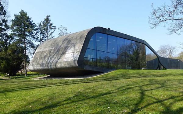 Bảo tàng Ordrupgaard được xây dựng theo lối kiến trúc độc đáo kết hợp giữa nghệ thuật Đan Mạch và Pháp. Tòa nhà này do kiến trúc sư người Iraq Zaha Hadid thiết kế.