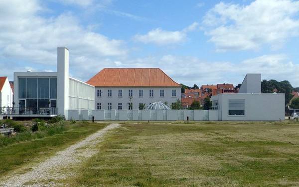 Bảo tàng kính Ebeltoft so các kiến trúc sư Đan Mạch thiết kế với 3 mặt kính trong suốt.