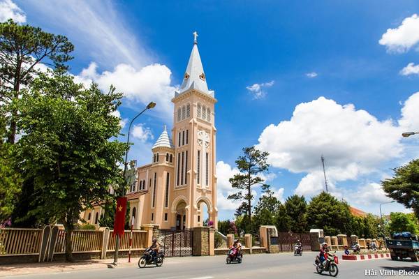 Không du khách nào tới Đà Lạt mà không thé thăm nhà thờ chánh tòa, hay còn gọi là nhà thờ con gà, một biểu tượng về kiến trúc của vùng đất này. 