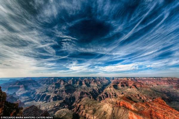 Grand Canyon ở Arizona do dòng sông Colorado tạo thành. Những khối đá đỏ trải rộng 16 km, sâu 1,6 km suốt chiều dài 446 km. 