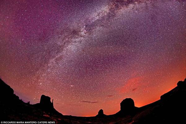 Dải ngân hà được chụp từ khu bảo tồn Navajo trải rộng từ Utah, Arizona đến New Mexico. 