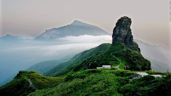 Luôn chìm trong màn sương mù bao phủ, ngọn núi thiêng Fanjing nằm ở phía đông bắc Quý Châu. Đây là quê hương của rất nhiều loài động thực vật quý hiếm, bao gồm loài khỉ vàng hiếm thấy. Vào những ngày trời trong, phong cảnh hiện ra vô cùng ngoạn mục. 