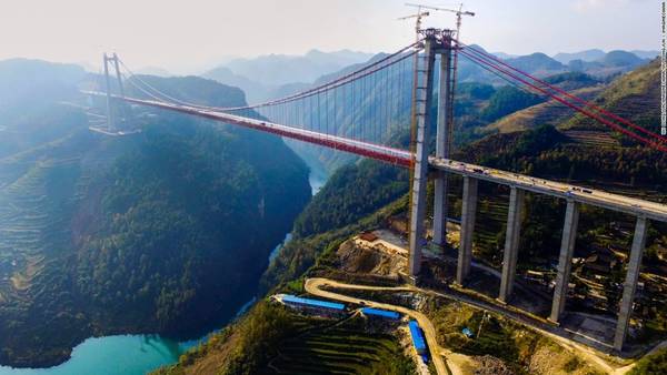 Cây cầu treo khổng lồ dài 2.171 m bắc qua sông Thanh Thủy là một trong những cây cầu lớn nhất thế giới. Cầu vừa được khánh thành năm ngoái. 