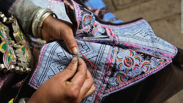 Người dân tộc Miao nổi tiếng với nghề thêu. Ngày nay, nhiều phụ nữ ở đây vẫn tự tay dệt vải rồi nhuộm bằng chàm. 