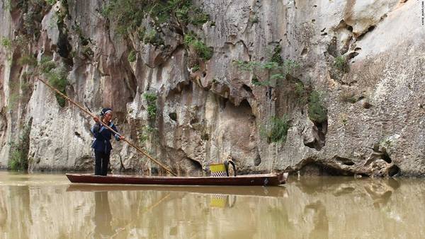 Những chiếc bè tre là phương tiện đi lại truyền thống trên nhiều con sông ở Quý Châu. 