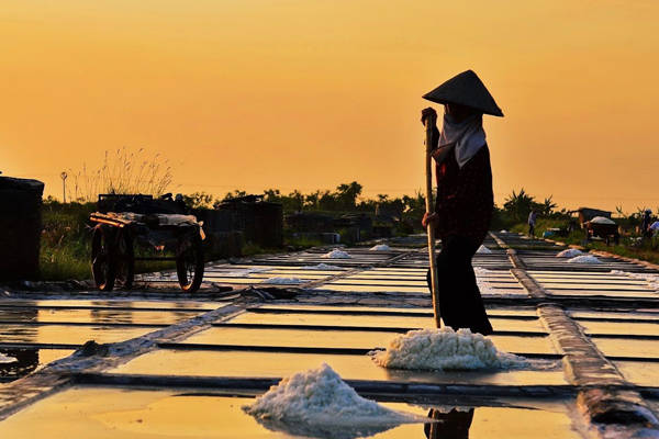 Một ngày làm muối của người dân Diêm Điền bắt đầu từ sáng sớm. Ảnh: Nguyễn Minh Sơn