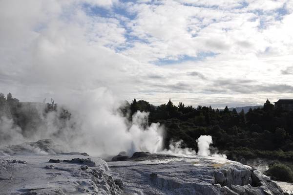 Rotorua là thành phố nằm ở trung tâm đảo Bắc của New Zealand. Nơi đây có nhiều mạch nước phun, suối nước nóng và các bể bùn sôi, gây ấn tượng với du khách bởi mùi lưu huỳnh, giống hệt mùi trứng thối. Chính vì thế, Rotorua còn được biết đến như thành phố lưu huỳnh do lượng khí sunfua hydro thải ra từ các mạch nước phun. Với địa hình nằm trên vành đai núi lửa Thái Bình Dương, Rotorua trở thành nơi tập trung toàn bộ năng lượng tự nhiên của New Zealand.