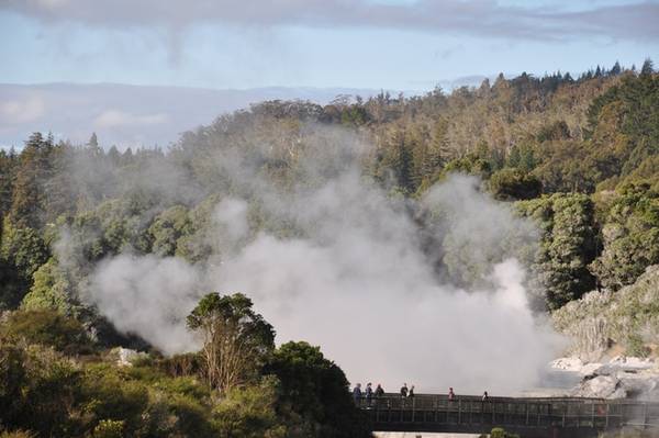 Mùi lưu huỳnh, hay nhiều người gọi đó là mùi trứng thối, trở thành nét đặc trưng của mảnh đất Rotorua, một trong những nơi hiếm hoi trên trái đất có dấu ấn không thể xóa nhòa. Và mặc dù nước màu đen và có mùi, nhưng thức ăn nấu từ nguồn nước phun trào này đều có vị ngon và vô cùng hấp dẫn.