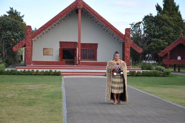 Hiện Rotorua được biết đến như thành phố tốt nhất New Zealand, đồng thời là trung tâm văn hóa, linh hồn của người Maori. Người Maori là những cư dân bản địa đầu tiên của New Zealand. Trước khi người Châu Âu đến khai phá và định cư tại đây thì người Maori đã xuất hiện từ hơn 1.000 năm trước. Họ đến từ quê hương Polynesian của Hawaiki và hiện chiếm khoảng 14% dân số. Người ta cho rằng người Maori nhập cư đến New Zealand bằng xuồng vào khoảng thế kỷ thứ 8 đến thế kỷ thứ 13.