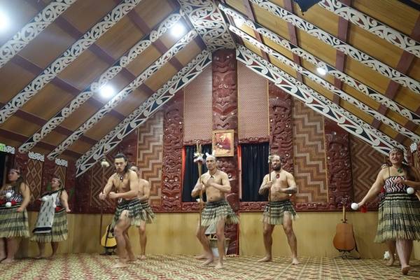 Một trong những điều làm du khách ấn tượng phải kể đến vũ điệu chiến tranh của bộ lạc Wahiao ra đời khoảng 225 năm trước. 27 thanh niên trai tráng cầm cây giáo trong tư thế sẵn sàng, nhảy điệu nhảy hoang dã và hát vang bản thánh ca của tộc mình trước cuộc chiến. Tên đầy đủ của điệu nhảy này là Te Whakarewarewatanga Oteo Petaua Wahiao.