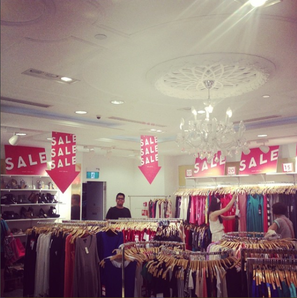 top-10-dia-chi-mua-sam-o-singapore-mua-sale-off-ban-nen-ghi-nho-ivivu-4.png