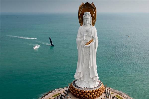Bức tượng cao 108m này phải mất 6 năm xây dựng và được hoàn thành vào năm 2005. Ảnh: Art