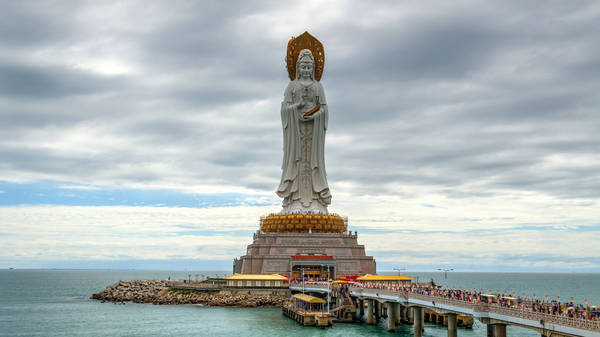 Tới thăm đảo Hải Nam, du khách không thể bỏ qua cơ hội chụp hình chung với bức tượng Phật này. Ảnh: Tee WK