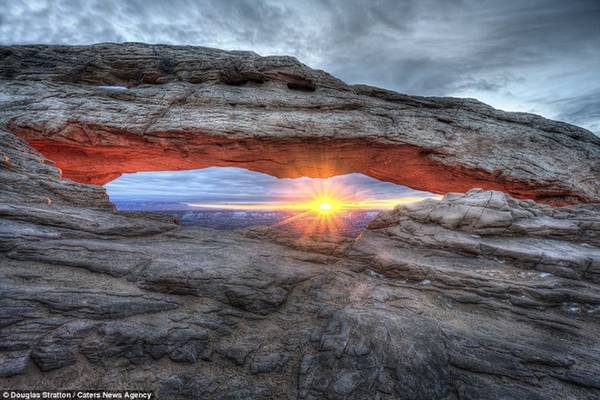 Đây là hình ảnh phong cảnh tuyệt đẹp được đóng khung” trong các khe núi ở tiểu bang Arizona và Utah.