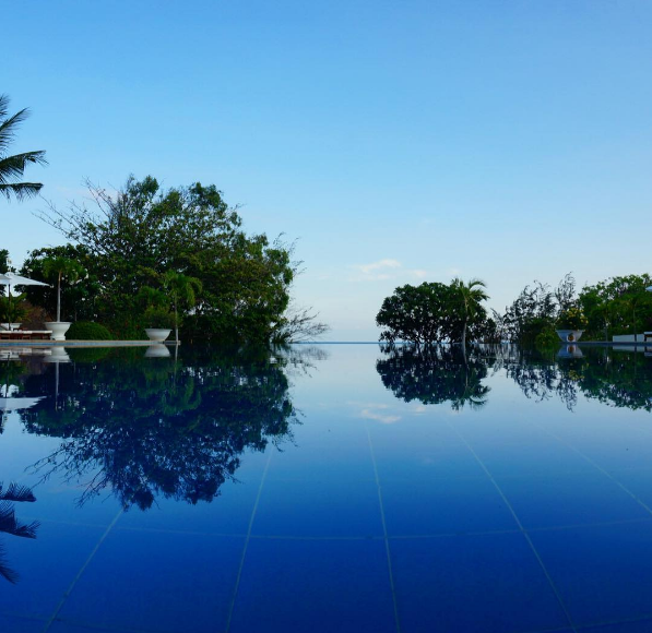 Tùy góc chụp bạn sẽ có cảm giác như hồ bơi của Victoria Phan Thiết Beach Resort & Spa rất giống với hồ bơi vô cực. Ảnh: js_srchoi