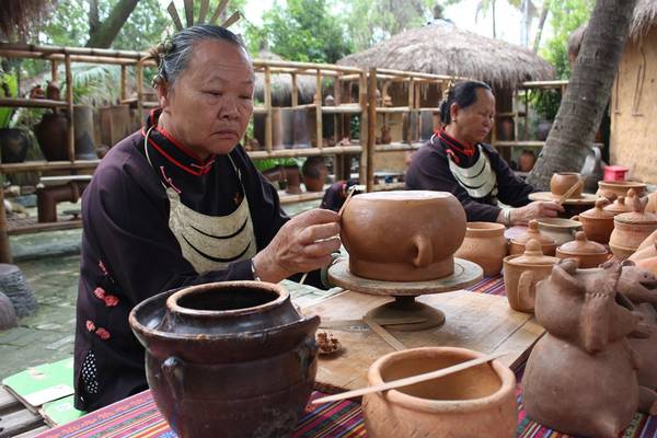 Làng dân tộc Lê đã có hàng trăm năm, hiện là nơi sinh sống và làm việc của người dân trong làng. 