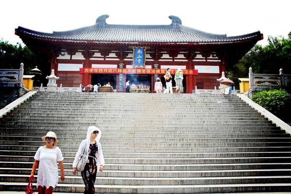 Hiện núi Nam Sơn và khu vực quanh đó đã được quy hoạch thành khu du lịch văn hóa Nam Sơn. Đây là quần thể du lịch kết hợp các công trình kiến trúc văn hóa Phật giáo (đền, chùa, tượng), resort, cảng biển, nhà hàng… 