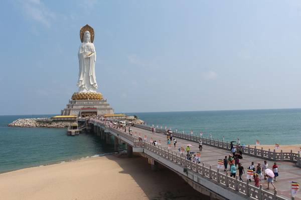 Thu hút nhất là bức tượng Nam Sơn Hải thượng Quán Âm cao 108 m, đứng trên tòa sen 108 cánh với 3 mặt nhìn ra 3 hướng, tượng trưng cho lòng từ bi, bình an và trí tuệ. Tượng được đặt trên một hòn đảo nhân tạo ngoài biển, nối đất liền bởi chiếc cầu dài 280 m. Đây là một trong những bức tượng cao nhất thế giới. 