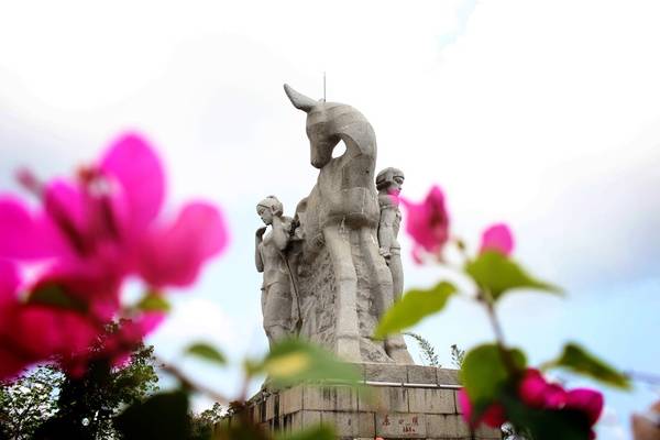 Điểm đến nổi tiếng thứ 3 của Tam Á là công viên Lộc Hồi Đầu, nơi đặt bức tượng khắc một nam, một nữ cùng con hươu cao 18 m. Đây là này là biểu tượng của thành phố Tam Á. Bức tượng gắn với sự hình thành của thành phố cũng là chuyện tình son sắt của chàng thợ săn người dân tộc Lê và nàng tiên nữ nhà trời. 