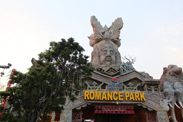 Ngoài ba địa danh trên, Tam Á cũng hút du khách với công viên Romance rộng hàng chục ha. Bên trong công viên có hồ bơi, đền chùa, nhà hàng...