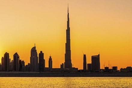 1. Burj Khalifa: Đây là địa danh bạn không nên bỏ qua. Tòa nhà cao nhất thế giới với độ cao 828 m, Burj Khalifasẽ là nơi tuyệt vời để bạn có cái nhìn toàn cảnh về Dubai. Để có thể quan sát rõ nhất, hãy lên tầng 124. Ngoài ra, khách sạn At.mosphere ở đây là nơi phục vụ những bữa ăn vào hàng bậc nhất thế giới nếu bạn muốn thưởng thức ẩm thực khi tham quan tòa nhà.
